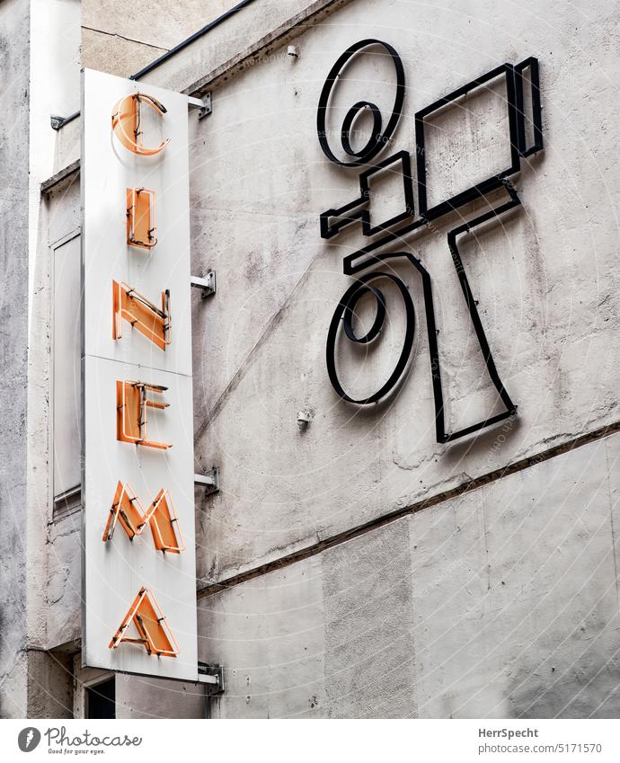 Kinofassade in Paris im Stil der 50er oder 60er Jahre Cinema altmodisch marais Leuchtreklame Neon neonschrift Fassade Schriftzeichen Typographie