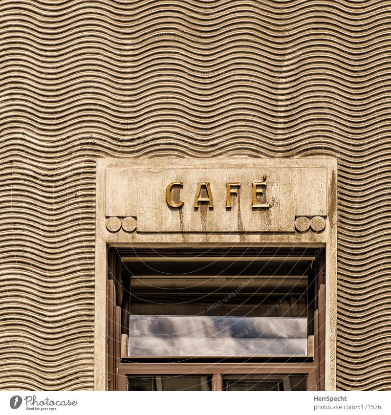 Altes Café in Wien im Jugenstil Schilder & Markierungen alt Fassade Patina Buchstaben Schriftzeichen Außenaufnahme Menschenleer Farbfoto Wand Typographie grau