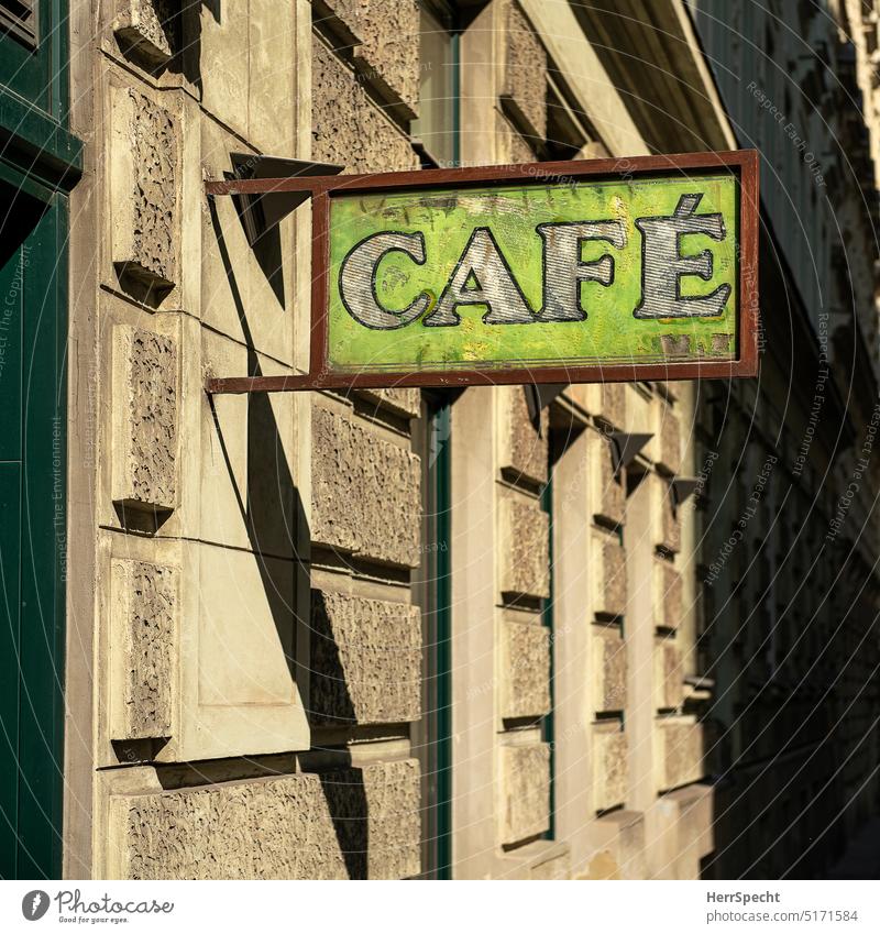 Altes Café-Schild in Wien Schilder & Markierungen grün alt Fassade Patina Buchstaben Schriftzeichen Außenaufnahme Menschenleer Farbfoto Wand Typographie grau