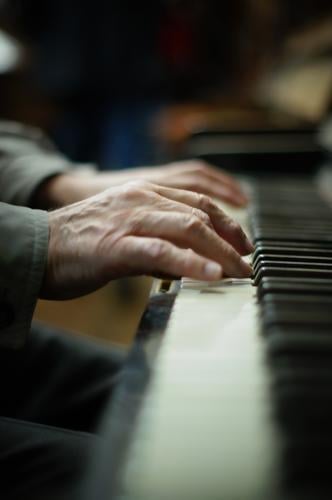 Der alte Mann am Klavier - je oller, je doller Klavierspieler Hände Senior Tastatur Musikinstrument Klavier spielen musizieren üben Musiker Freizeit & Hobby