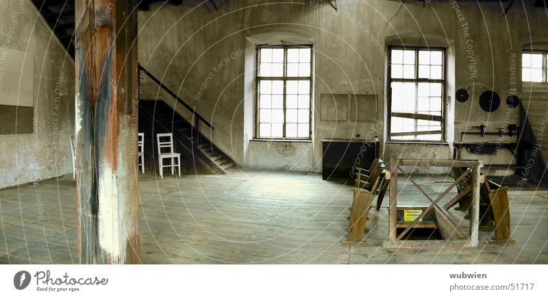 WERKRAUM Atelier staubig Dachboden Österreich alt Lagerhalle leer