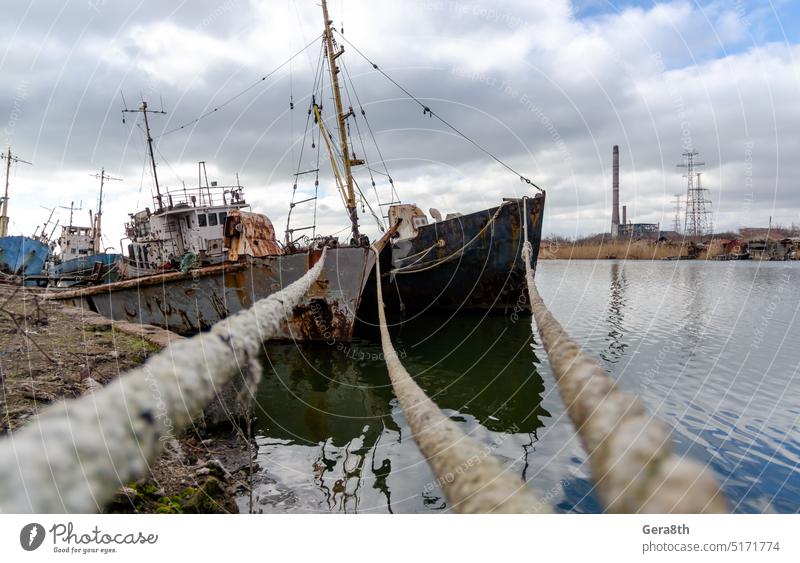 altes Schiff in der Ukraine auf Grund gelaufen Berdjansk Kherson mariupol Odessa Verlassen verirrt Strand groß Boot Ladung Katastrophe Küste Konflikt Krise