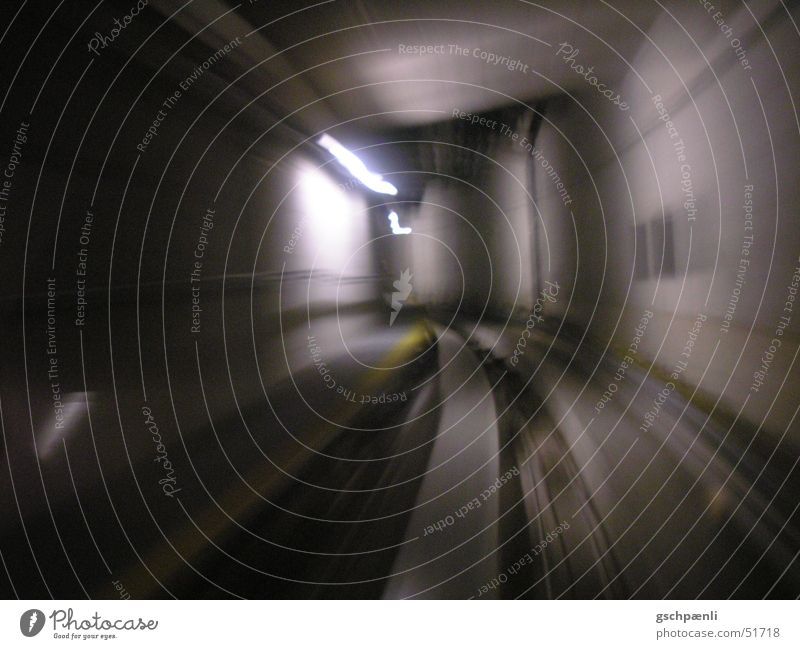 tunnel dunkel Geschwindigkeit Eisenbahn Gleise unterirdisch Neonlicht kalt herzlos gelb Streifen Langzeitbelichtung Bewegungsunschärfe Dynamik Kurve Verzerrung