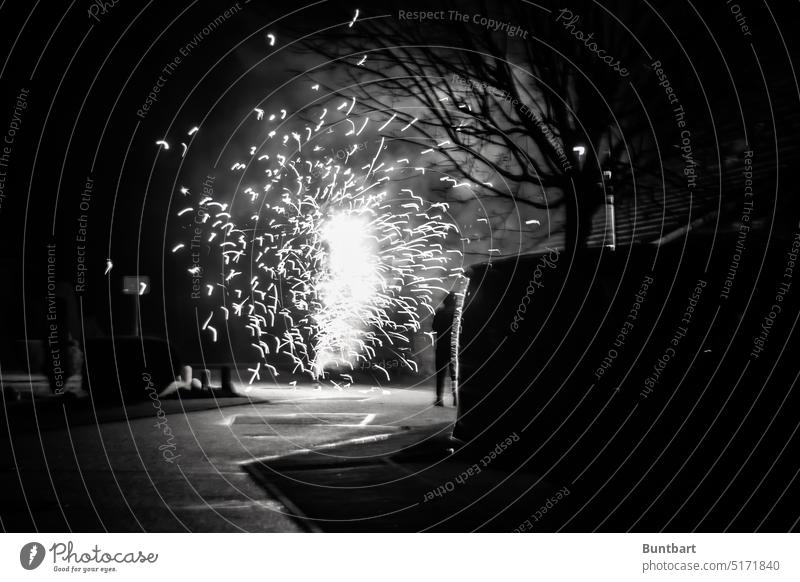 Feuerwerk Nacht Silvester u. Neujahr Licht Feste & Feiern Party Funken Pyrotechnik Explosion Knall Nachthimmel leuchten Freude Lichterscheinung explodieren