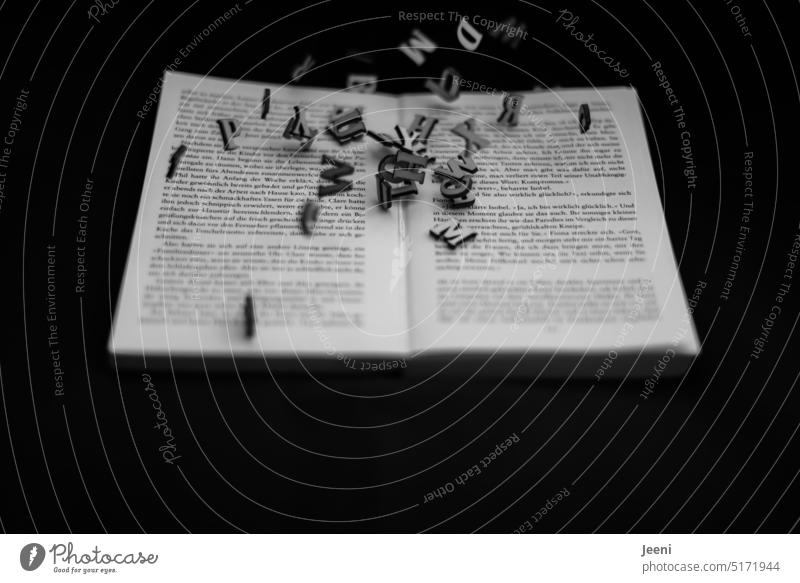 Buchstaben fliegen aus dem Buch * 1.100 * lesen Weisheit Studium Kreativität Literatur Genie geheimnisvoll Schriftsteller offen aufgeschlagen Bücherwurm