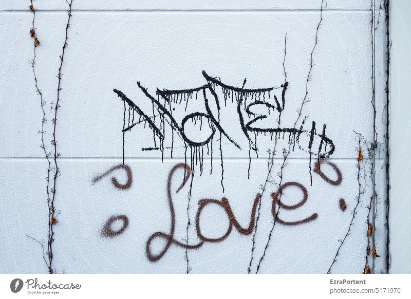 von - bis Schrift Graffiti Liebe Hass Widerspruch Gegensätze Schriftzeichen Wort Mauer Wand Zeichen Englisch