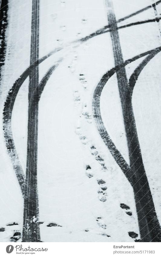 Abweichler Spur Spuren Straße Straßenverkehr Schnee Winter Reifenspuren Fußspuren schwarz weiß geradeaus rechts Rechtsabbieger Schneespur Wege & Pfade kalt