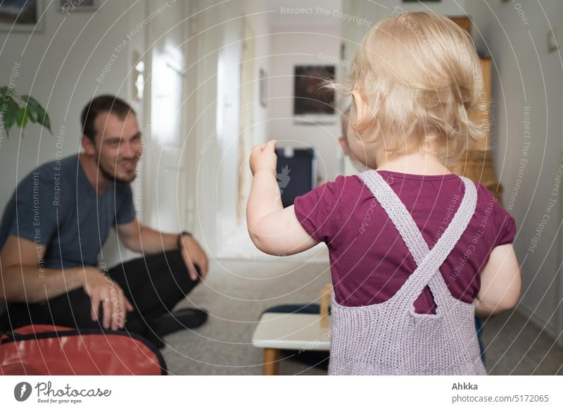 Kleinkind von hinten im Spiel mit dem Vater Spielen Freude zeigen Rückansicht Schwache Tiefenschärfe unterhalten Familie & Verwandtschaft Kind Kindheit Gesten