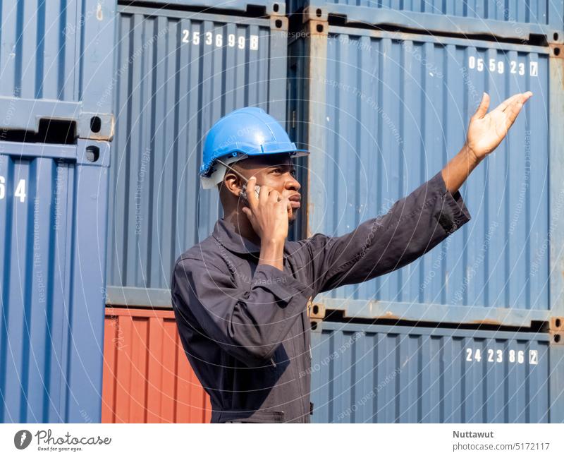 Südafrikaner schwarze Haut Amerikaner Person blau Schutzhelm Sicherheit Uniform Menschen zeigen Finger fröhlich sprechen Smartphone mobile Kommunikation Arbeit Job Beruf Geschäft Import Export Logistik