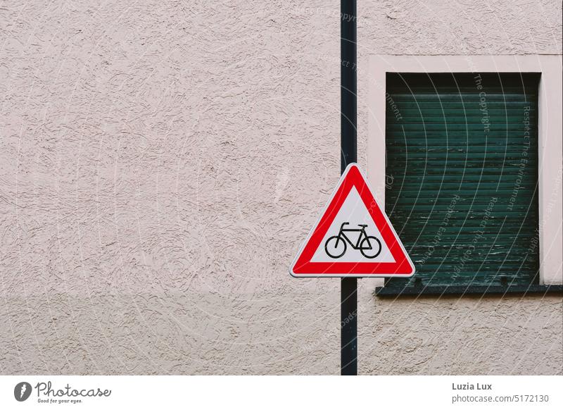 Verkehrsschild "Radfahrer kreuzen" vor einem heruntergelassenen, grünen Fensterladen Schild Dreieck rot Straße Fassade urban Laden alt Stadt fahren Fahrrad