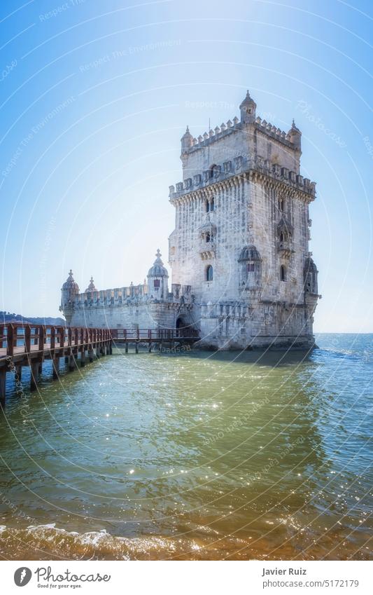 Wehrturm von Belem an der Mündung des Tejo in Lissabon, Fußgängerbrücke über das Wasser, die ins Innere führt, vertikal Portugal Turm Defensive Turm von Belem