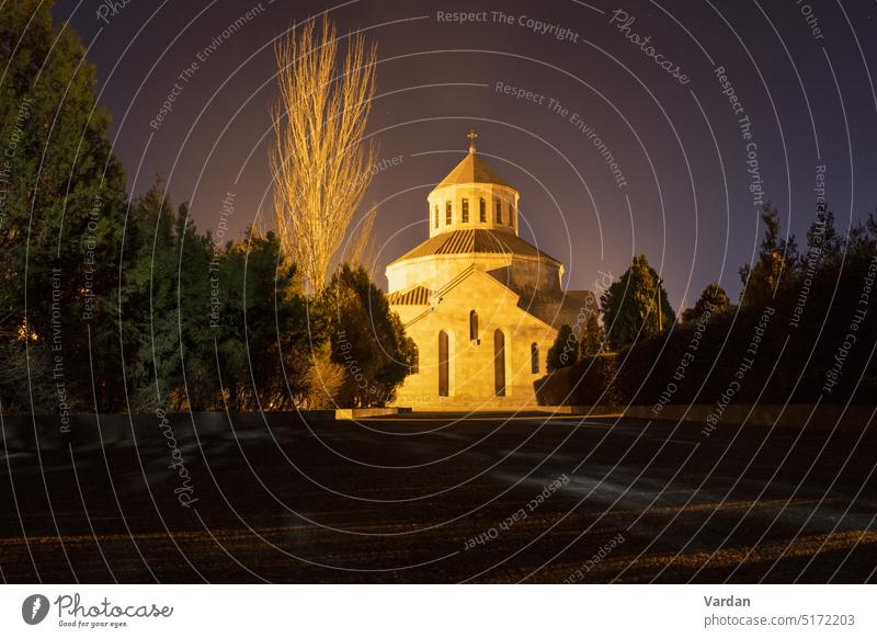 Wunderschön beleuchtete Surb Sargis Kirche an einem Winterabend in Eriwan. apostolisch Architektur Armenien Armenier unverhüllt Gebäude Kathedrale Kapelle