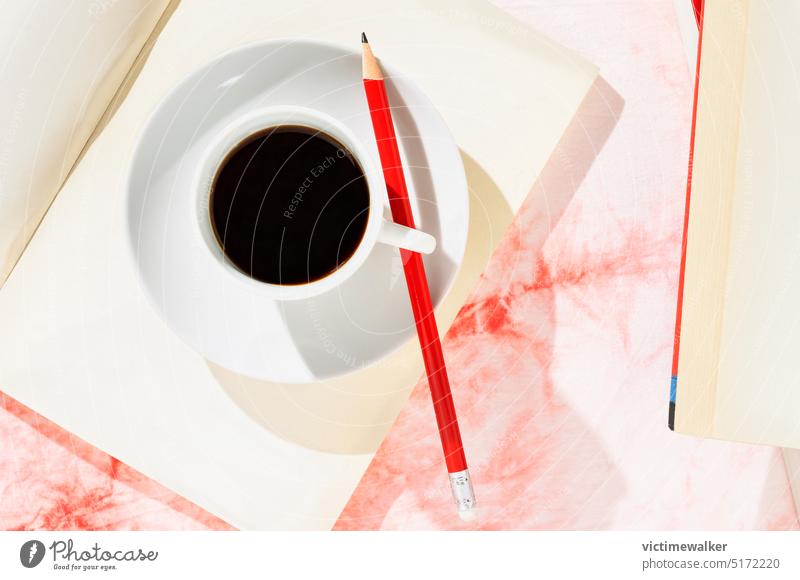 Tasse Kaffee, Bücher und Bleistift trinken Buch Frühstück Getränk Textfreiraum Rotstift aufgeschlagenes Buch Studioaufnahme Tisch freie Zeit Büro