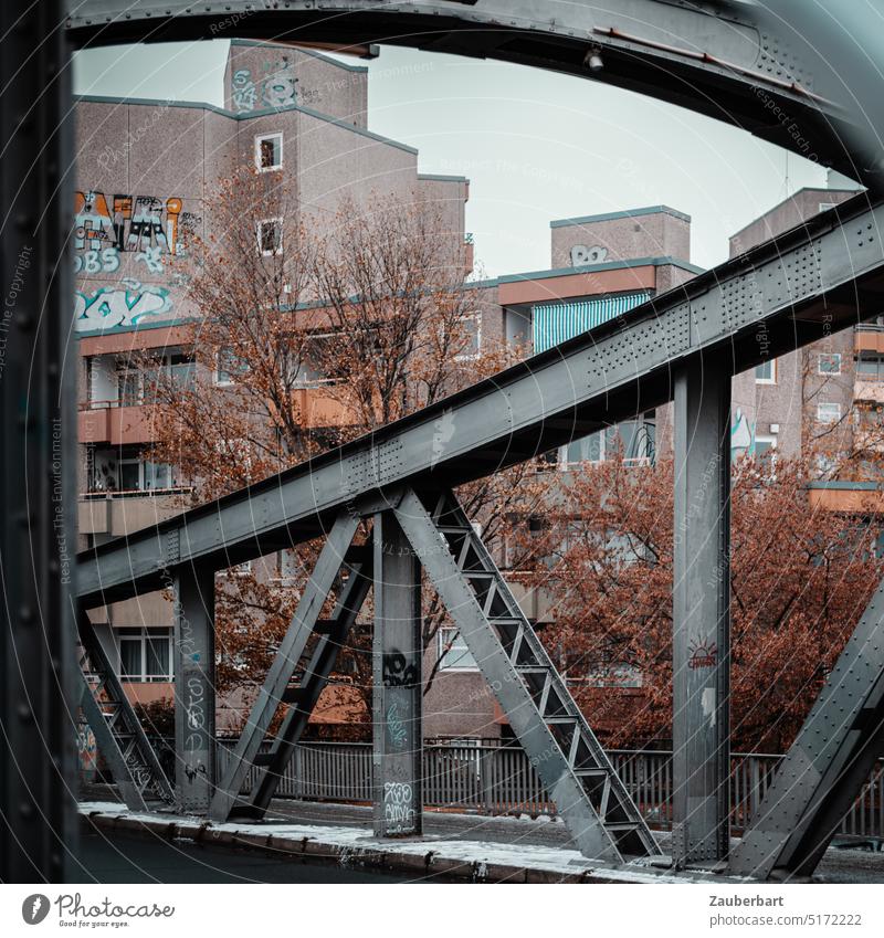 Blick durch Stahlfachwerk-Strukturen der Swinemünder Brücke auf Wohnhäuser und Bäume Konstruktion Berlin Stahlträger Stahlkonstruktion Metall Eisen Bauwerk