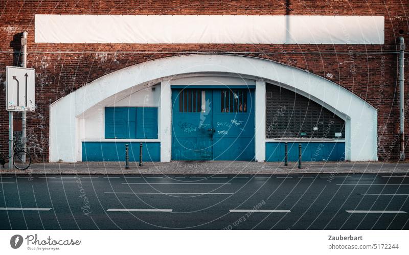 Blaue Tore und Fenster im S-Bahn-Bogen auf Ziegelwand weiß blau ziegelrot Architektur Stadt Großstadt Hauptstadt Berlin Gebäude Werkstatt Formen Straße