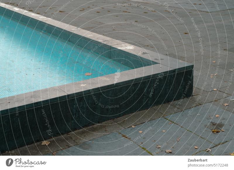 Ecke eines Wasserbeckens aus Beton, blaues Wasser und Wegplatten Becken Platten Dreieck spitz Spitze Architektur Hansaviertel nass Gestaltung Öffentlichkeit