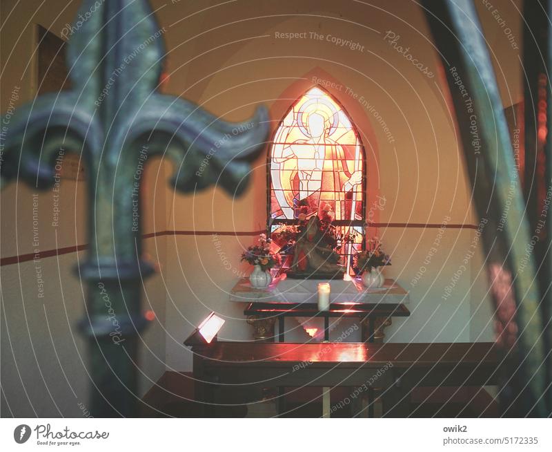 Abendandacht Kapelle Kirche Religion & Glaube Farbfoto Glas Lichterscheinung Sonnenlicht Sonnenschein Fenster Reinheit Figur strahlend leuchtend Lichteinfall