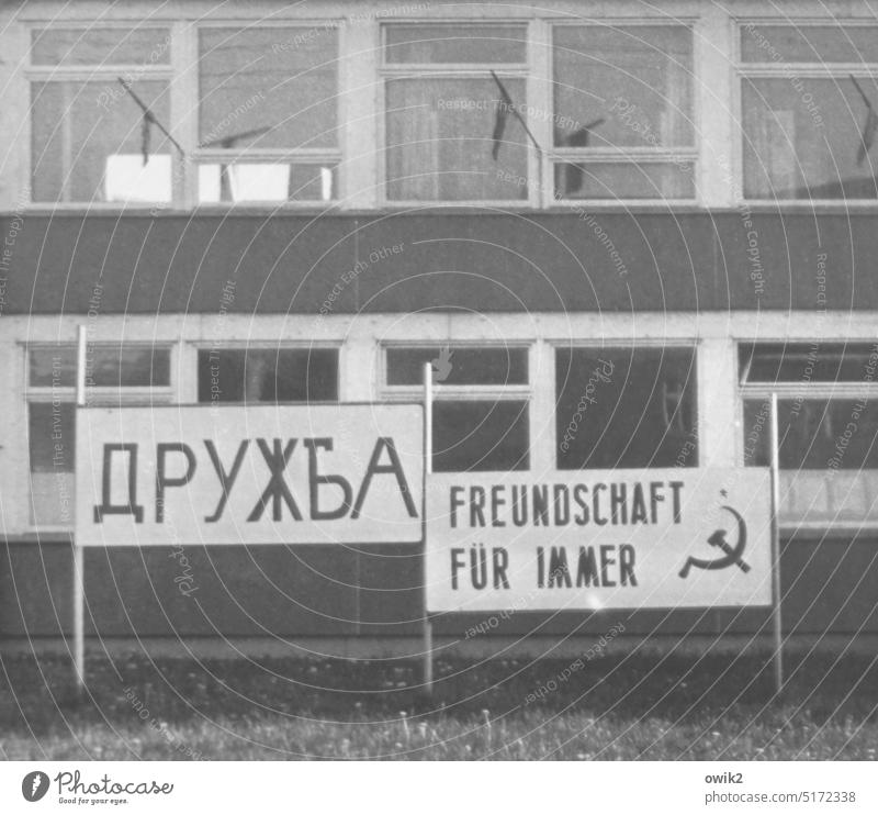 Für immer altes Foto DDR Vergangenheit einst früher Schwarzweißfoto Nostalgie analog Fotografie Dorfschule Erinnerung Schilder & Markierungen Propaganda