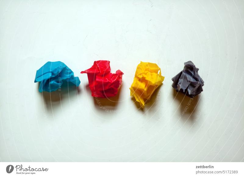 CMYK abfall bunt büro cmyk druck druckerei drucksache farbe farbig farbkalibrierung farbmuster farbspektrum farbverlauf farbwert knäuel papier papierknäuel