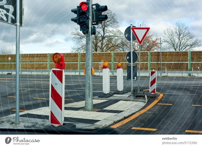 Kreuzung verkehrsschild ampel abbiegen asphalt auto autobahn berlin deutschland ecke kreuzung autobahnausfahrt fahrbahnmarkierung fortbewegung gerade