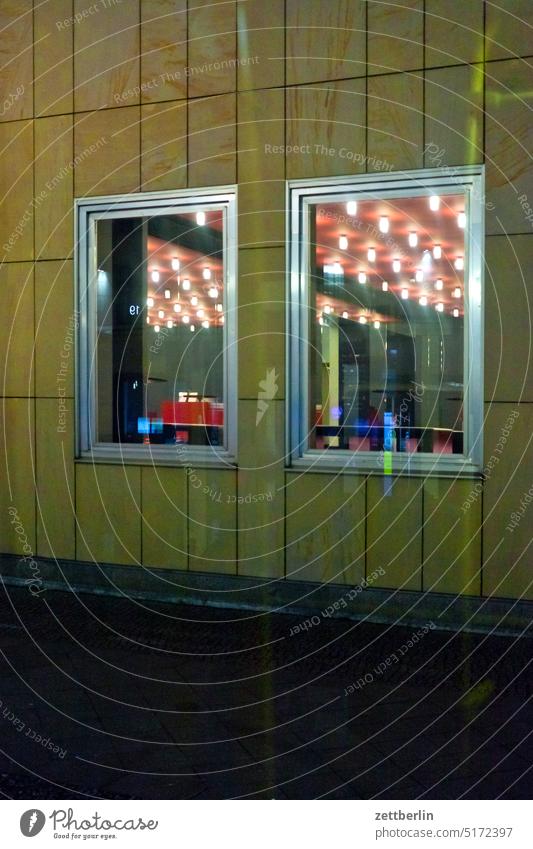 Komische Oper, Berlin (vom Bus aus gesehen) architektur berlin büro city deutschland dämmerung fassade fenster gebäude hauptstadt haus innenstadt kiez leben