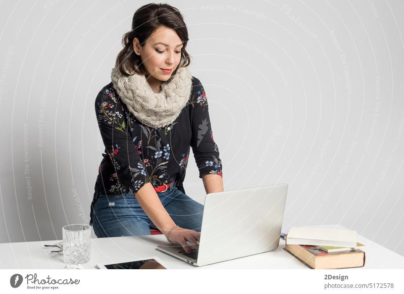 Lächelnde Modedesignerin bei der Arbeit am Laptop im Kreativbüro Geschäftsfrau Anschluss Cyberspace Designer Schreibtisch Unternehmer Wachstum Job Model Beruf