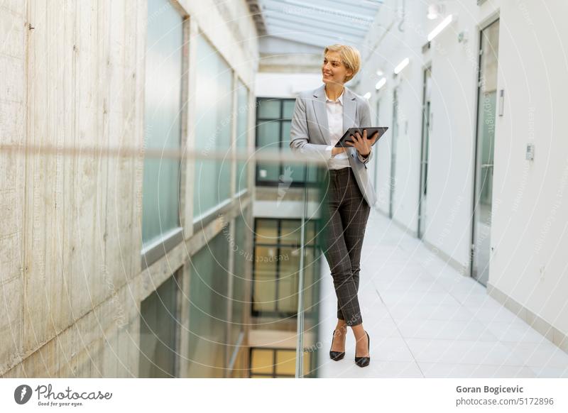 Geschäftsfrau mit digitalem Tablet in einem modernen Büroflur Erwachsener attraktiv Schönheit brünett Business Geschäftsperson Geschäftsleute Geschäftsmann