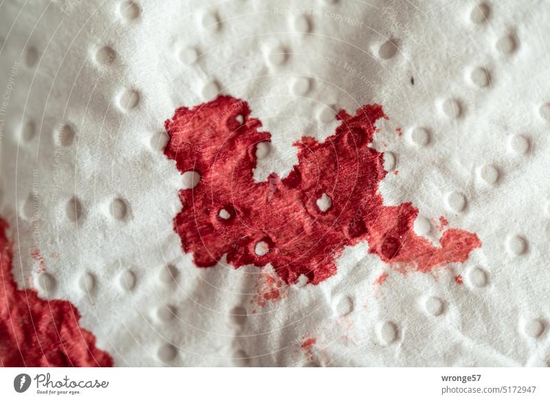 Erste Hilfe Blut Blutfleck Notfall Haushaltskrepp Schnittwunde roter Drache lustiges Bild Farbfoto Arbeitsunfall Küchenunfall