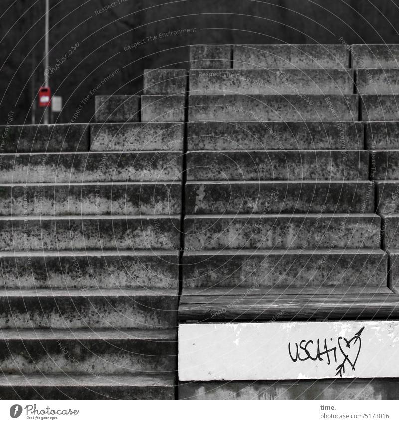 übertrieben | Bordsteinliebe Treppe Herz Uschi Pfeil Name grafitti Schild Mülltonne Beton Romantik narrisch düster Vergänglichkeit Wandel & Veränderung Verfall
