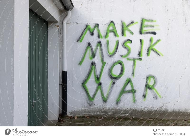 Musik machen statt Krieg Graffiti krieg friedlich Frieden Wand Zauberstab Hoffnung Politik & Staat Ukraine Ukraine-Krieg Freiheit Zeichen Russland