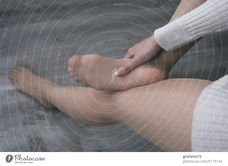 Junge Frau in Nylonstrumpfhose hat Schmerzen und massiert ihren Fuß Beine nylonstrumpfhose Feinstrumpfhose feminin Farbfoto sexy Innenaufnahme Fußschmerzen