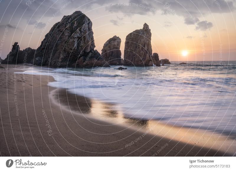 Portugal Ursa Strand. Schöne Meer stapelt Felsen in Sonnenuntergang Licht. Weißer Atlantik Wellen auf leeren Sandstrand ursa Küste reisen Urlaub golden