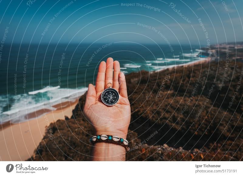 POV Mann Hand mit Kompass. Symbolling Abenteuer suchen Konzept gegen Meer und Wellen in Küstenlinie im Hintergrund Strand Stimmung Fundstück pov MEER Sichtweise