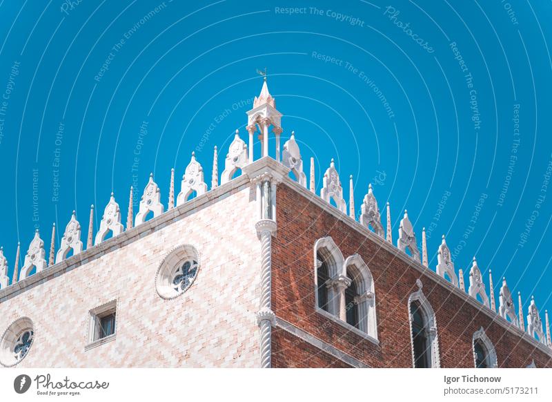 Piazza San Marco Markusplatz mit Basilica di San Marco. Dach Architektur Details gegen blauen Himmel in Venedig, Italien. Touristenattraktion, Sommer Städtereise