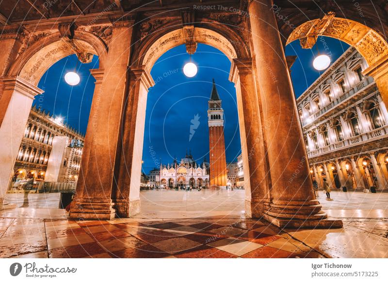 Venedig, Italien. Blick auf den Markusplatz, umrahmt von architektonischen Bögen, nach Einbruch der Dunkelheit, blaue Stunde Quadrat san marco Italienisch