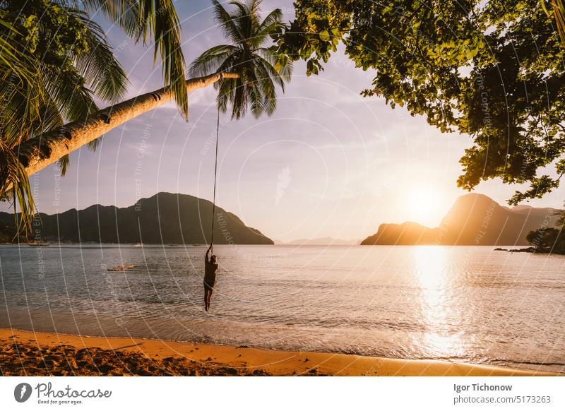 Silhouette von Swingern mit Sonnenuntergang über einer tropischen Insel im Hintergrund. Bucht von El Nido. Philippinen Mann el nido Meerblick Erholung Bungee