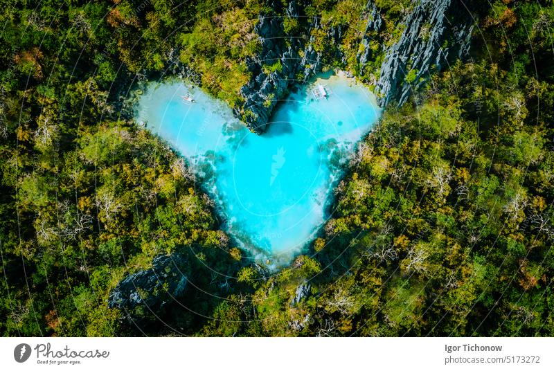 Aerial Draufsicht auf türkisfarbene Lagune geformt Herz im Inneren der tropischen Insel. Liebe Reise Sommerurlaub Konzept Form Top Strand Antenne blau Küste