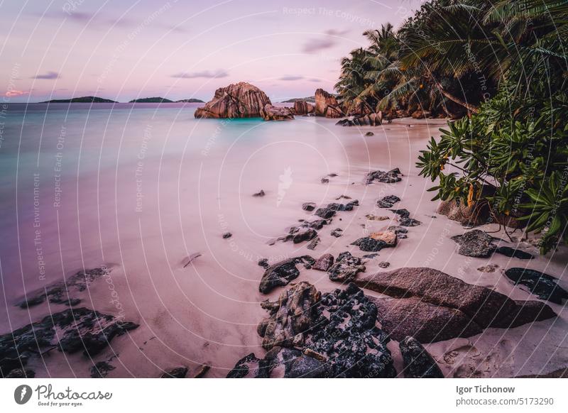 Paradiesischer exotischer Strand auf der Insel La Digue, Seychellen. Langzeitbelichtung bei herrlichem Sonnenuntergang lang Licht digue anse schön Natur Meer