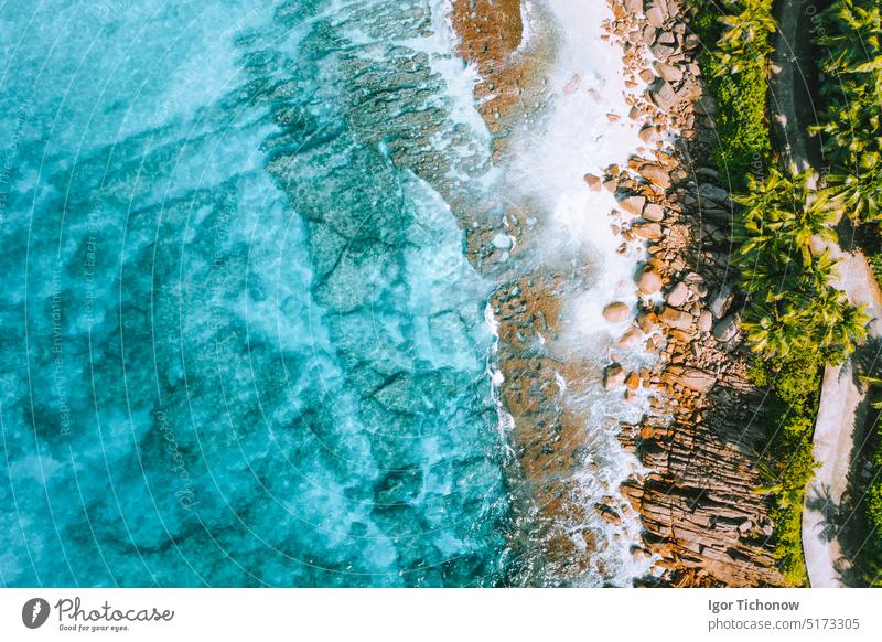 Luftaufnahme des bizarren paradiesischen tropischen Strandes Anse Bazarca auf der Insel Mahe, Seychellen. Sommerurlaub, Reisen und Lifestyle-Konzept reisen