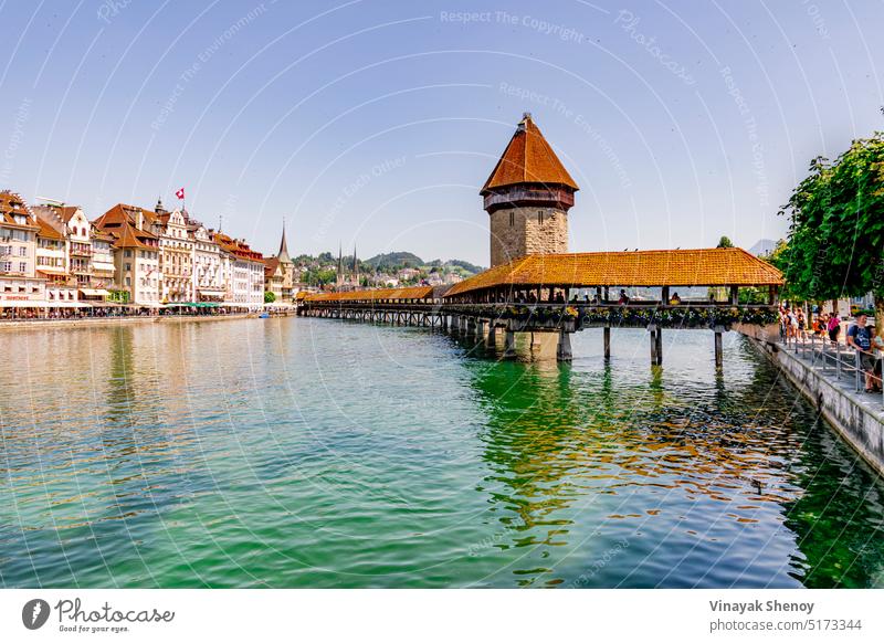 Kapellbrücke, Luzern - das Ensemble aus Brücke und altem Turm ist eines der wichtigsten Wahrzeichen der Stadt. Schweiz See Wasser