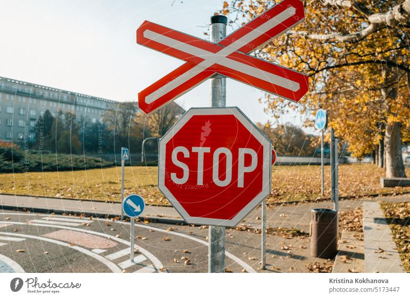 Stop rotes Schild auf Herbst Stadt Hintergrund. Verkehrssignal. blau Achteck Straße Zeichen Himmel stoppen Ermahnung PKW Wolken Mitteilung Regie Autobahn