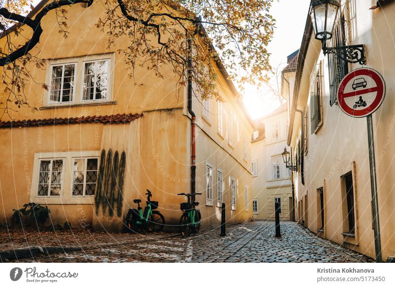 Alte europäische Stadtstraße mit Kopfsteinpflaster im Herbst. Gemütliches Äußeres. Architektur Gebäude Großstadt alt Prag Kapital Haus Straße Tourismus