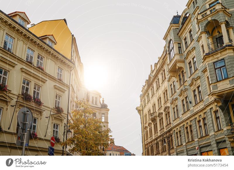 Prag, Tschechien - Februar 2023. Europäische Architektur, historische Gebäudefassade Gasse Antiquität Appartement Appartements Balkon schön blau böhmen Kapital