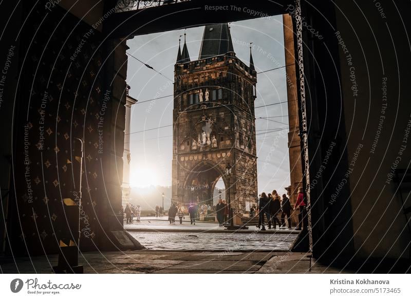 Prag, Tschechien - Februar 2023. Altstädter Brückenturm auf der Karlsbrücke, Sonnenuntergang Architektur Charles Großstadt Stadtbild Tschechen Europäer berühmt