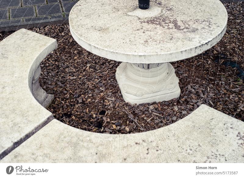 Rindenmulch und runder Tisch antik Stilmix eklektisch Imitat Strukturen & Formen Patina verwittert Warteplatz künstlich Replik runder  Tisch Industriegebiet