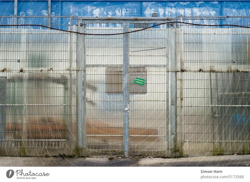 Sichtschutz Zaun Barriere Sicherheit Industriegebiet verschwommen undurchsichtig Absperrung Metallzaun Konstruktion Verbote Tür Tor Notausgang Schutz