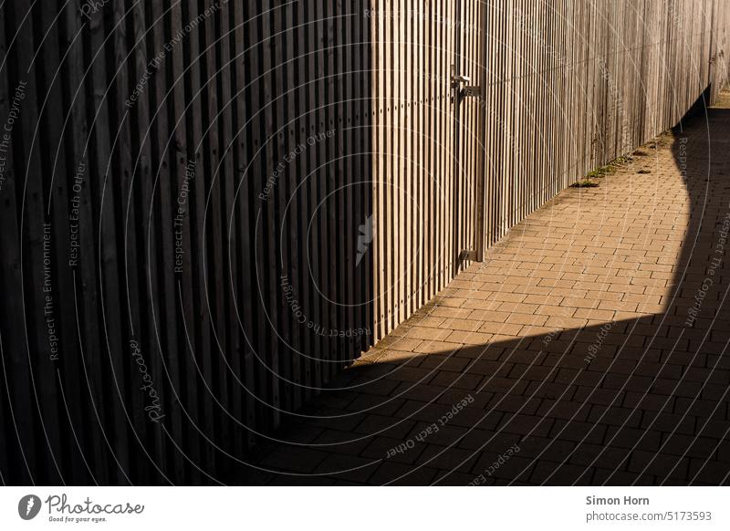 Sonnenlicht, Holz und Schatten Holzwand Licht Kontrast Strukturen & Formen Baustoff Holzfassade Fassade Muster Eingang Sonnenseite Wand Pflaster