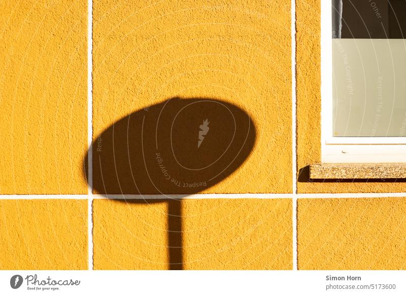 Schatten eines Verkehrsschildes Hauswand gelb Sonnenschein warm urban Sommer Frühling hell Strukturen & Formen geometrisch Stadtplanung Verkehrsplanung Fenster