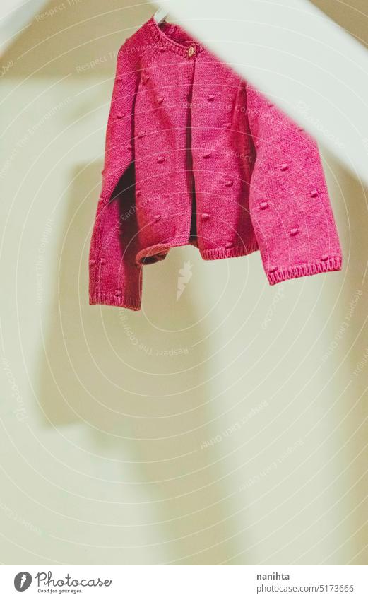 Nur ein rosa Vintage-Pullover in einem Kleiderschrank Mode altehrwürdig Baby Kleidung Jacke Wolle will handgemacht nur vereinzelt retro Textfreiraum Mädchen