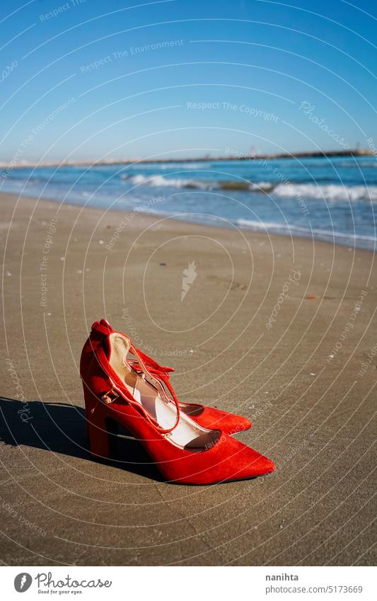 Rote High Heels mit Retro-Stil in einer Küste in der Nähe des Meeres aufgegeben Fersen Freiheit MEER Mode fehlend Schuhe Frau Thriller Meeresufer allein